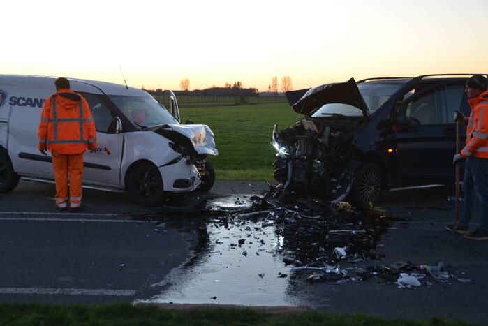 Drie gewonden bij frontale botsing