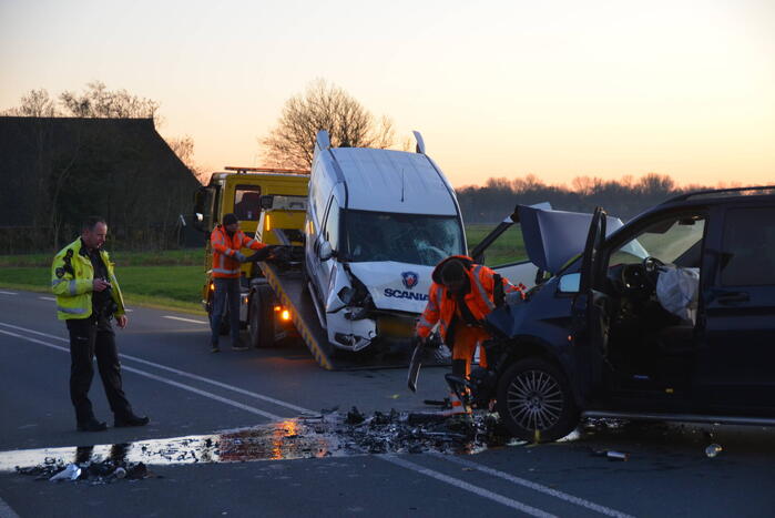 Drie gewonden bij frontale botsing