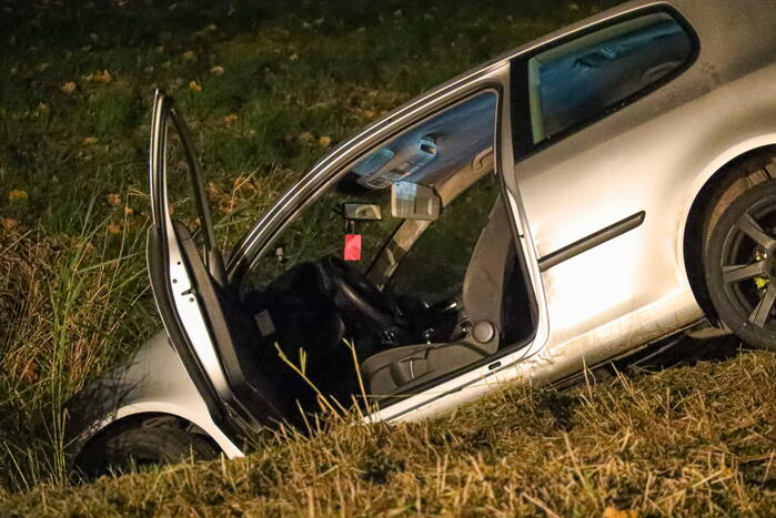 Auto in de sloot wie is de bestuurder