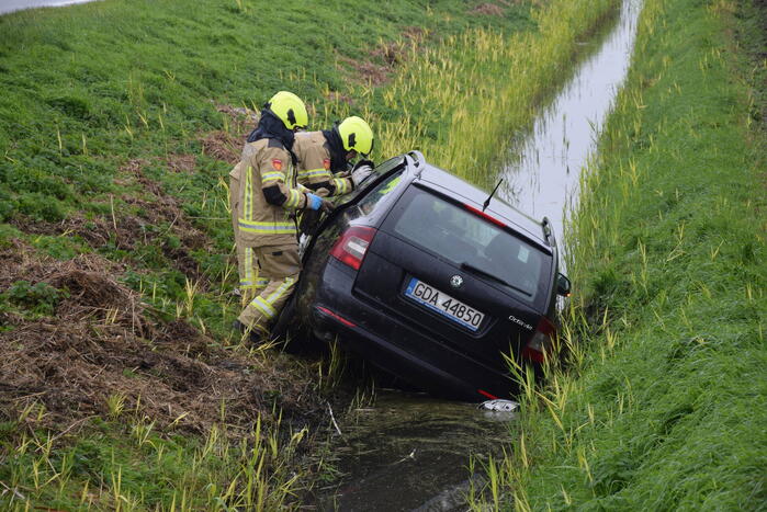 Dronken bestuurder belandt in sloot