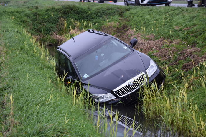 Dronken bestuurder belandt in sloot