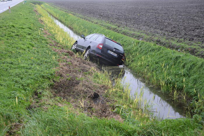 Dronken bestuurder belandt in sloot