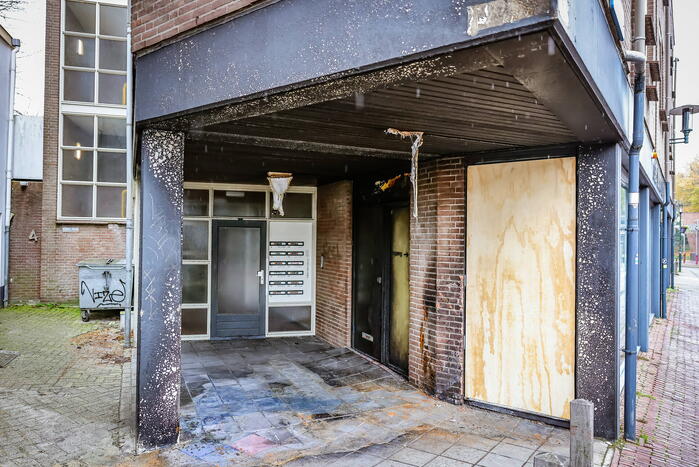 Dixie gaat in vlammen op onder overkapping en zorgt voor flinke schade