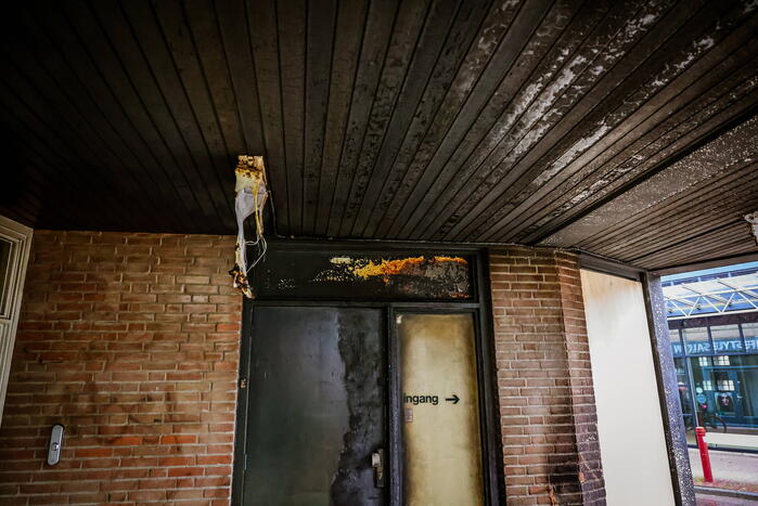 Dixie gaat in vlammen op onder overkapping en zorgt voor flinke schade