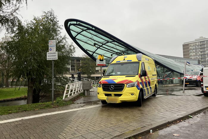 Man zwaargewond na val van trap metrostation