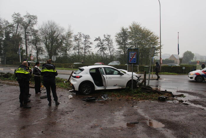 Auto klapt op paal