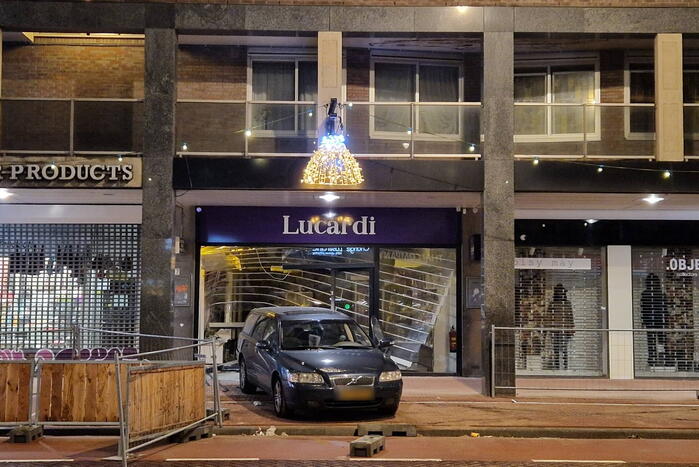 Ramkraak met stationwagen op juwelier