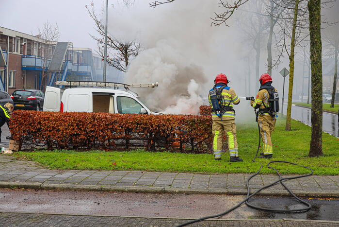 Brand in motorcompartiment van bestelbus