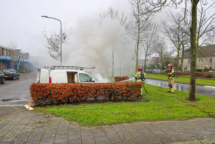 Brand in motorcompartiment van bestelbus
