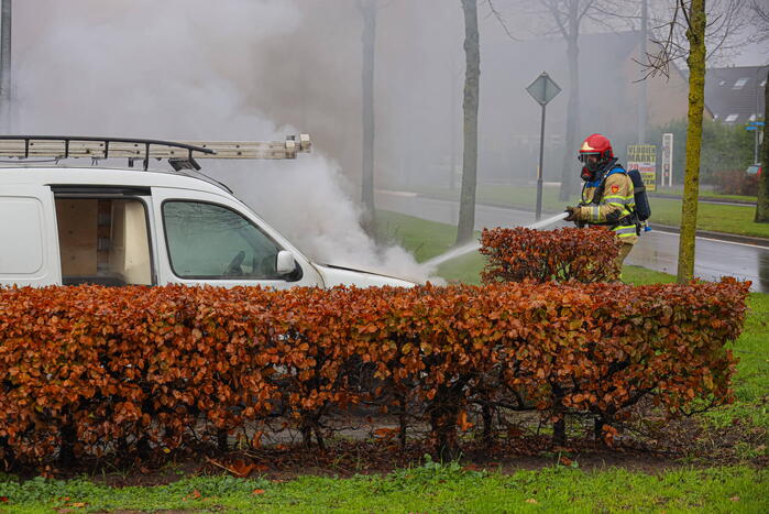 Brand in motorcompartiment van bestelbus