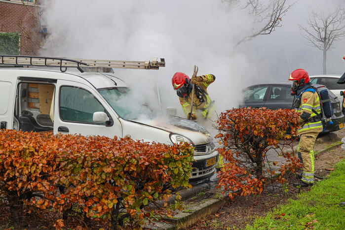 Brand in motorcompartiment van bestelbus