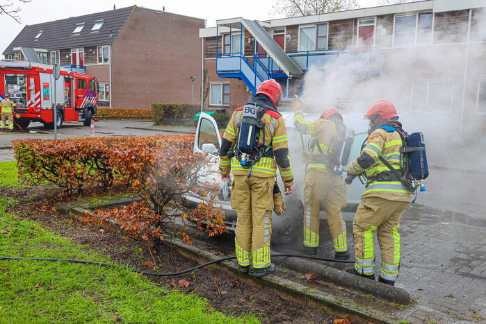 Brand in motorcompartiment van bestelbus