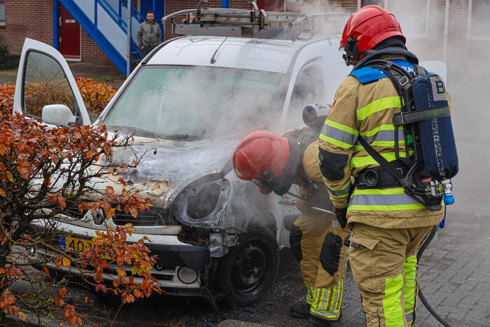 Brand in motorcompartiment van bestelbus