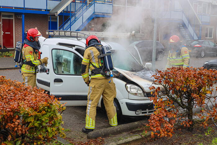 Brand in motorcompartiment van bestelbus