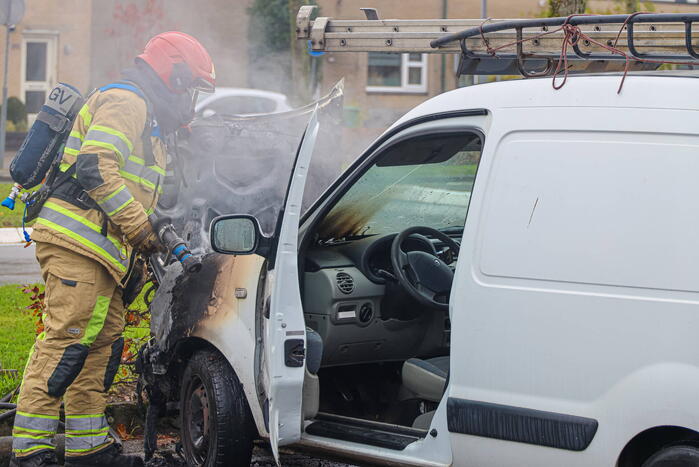 Brand in motorcompartiment van bestelbus