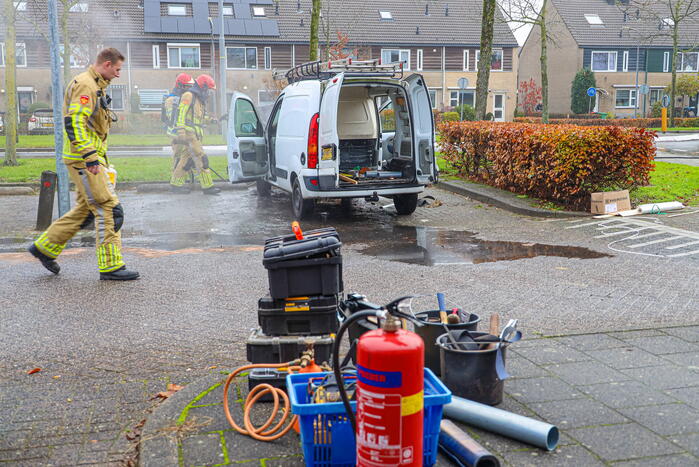 Brand in motorcompartiment van bestelbus