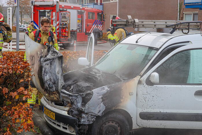 Brand in motorcompartiment van bestelbus