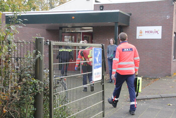 Veel hulpdiensten naar basisschool