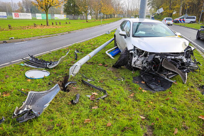 Automobilist rijdt lantaarnpaal uit de grond