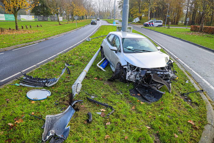 Automobilist rijdt lantaarnpaal uit de grond