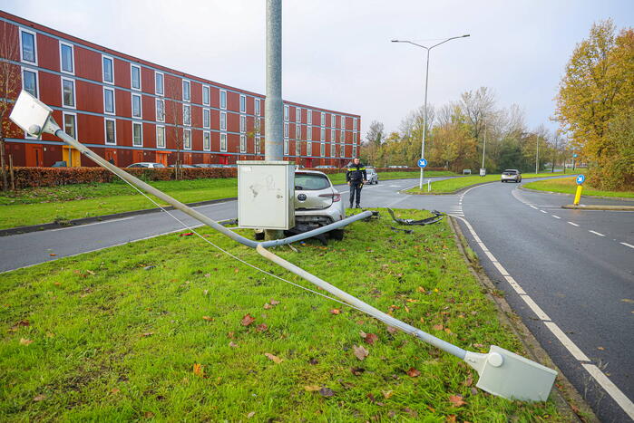 Automobilist rijdt lantaarnpaal uit de grond