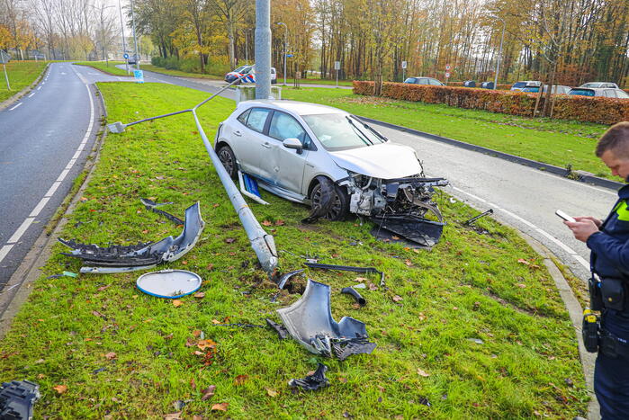 Automobilist rijdt lantaarnpaal uit de grond