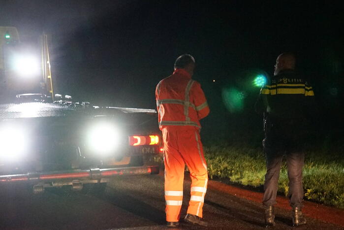 Auto te water in polder