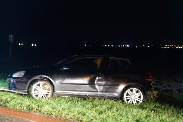 Auto te water in polder