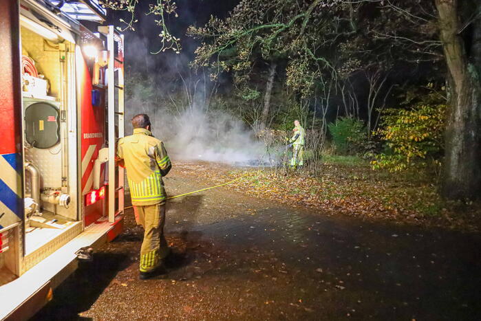 Brandweer blust kampvuur