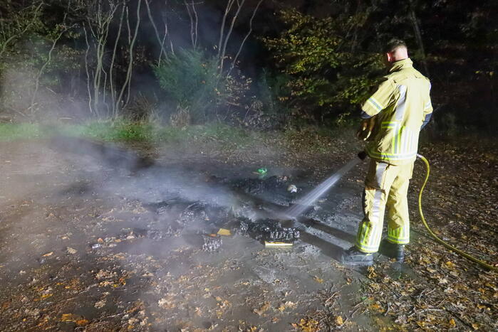 Brandweer blust kampvuur