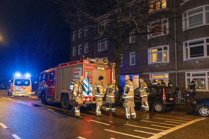 Stoel in woning vliegt in brand