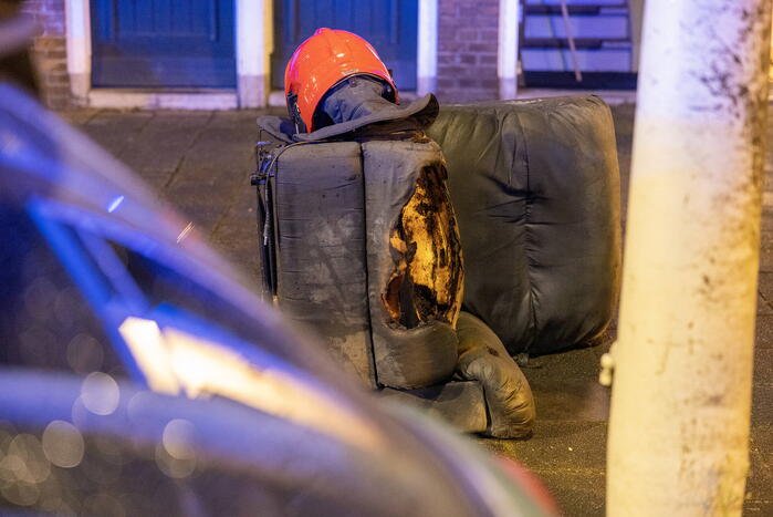 Stoel in woning vliegt in brand