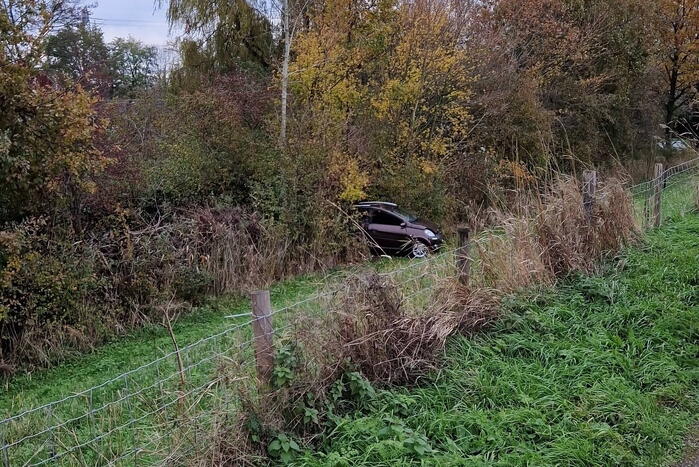 Auto rolt van de dijk af