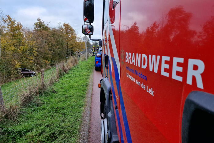 Auto rolt van de dijk af