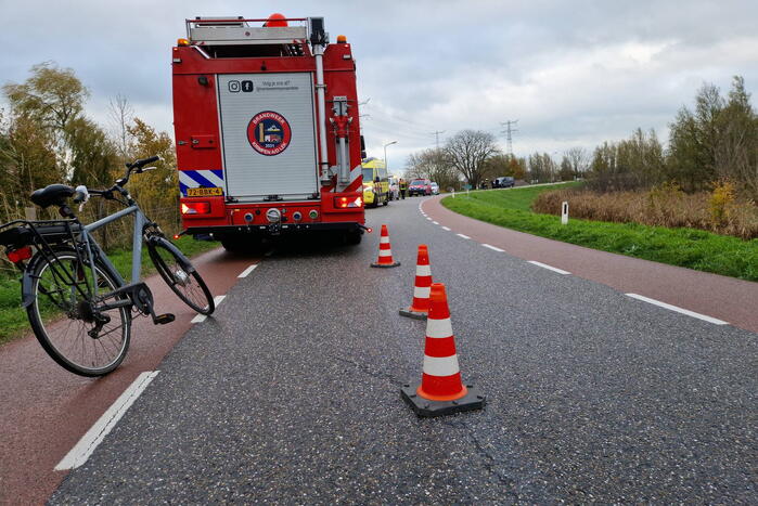 Auto rolt van de dijk af