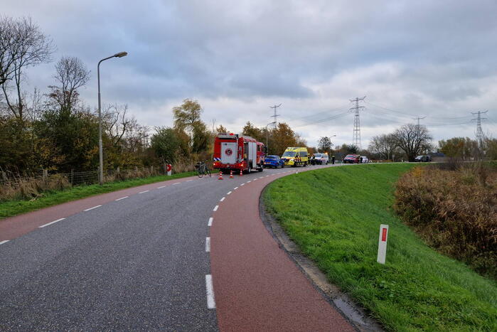 Auto rolt van de dijk af