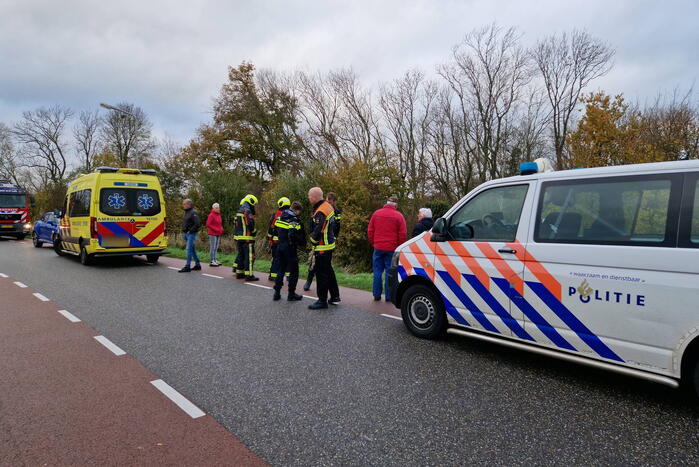 Auto rolt van de dijk af