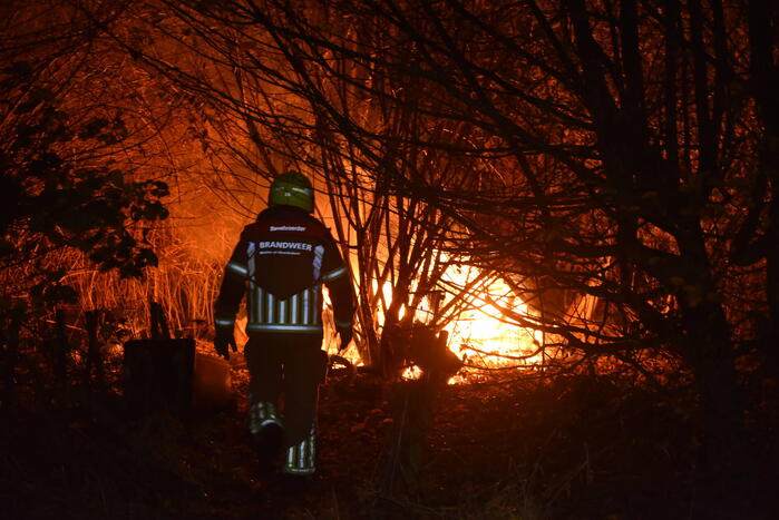 Brandend afval in weiland