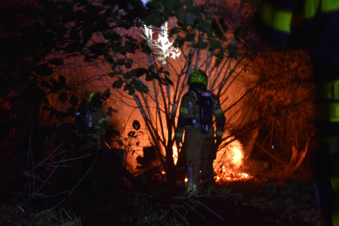 Brandend afval in weiland