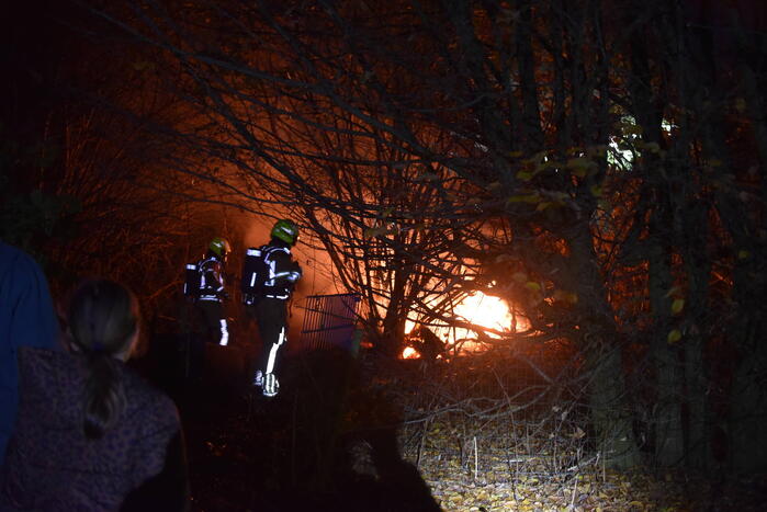 Brandend afval in weiland