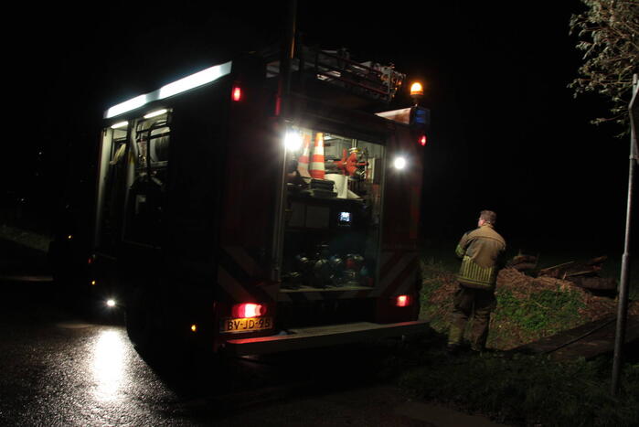 Brandend afval in weiland