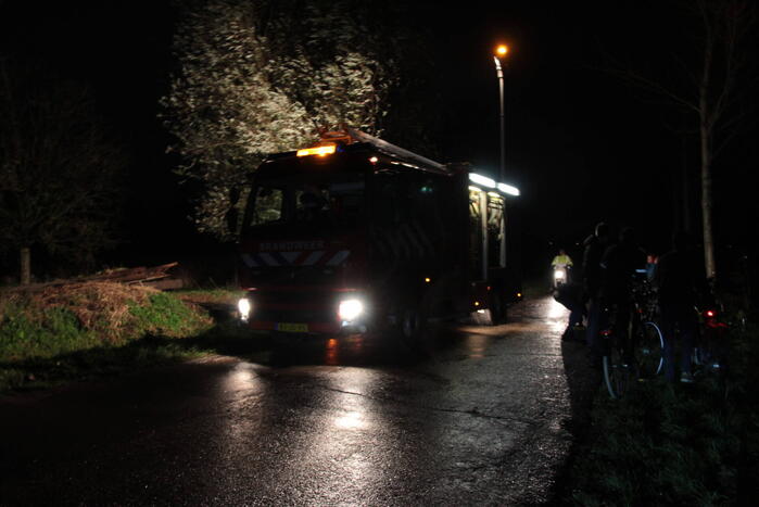 Brandend afval in weiland
