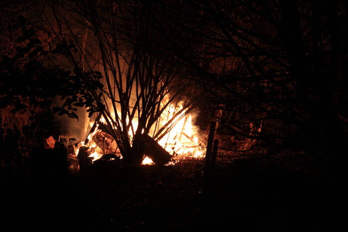 Brandend afval in weiland