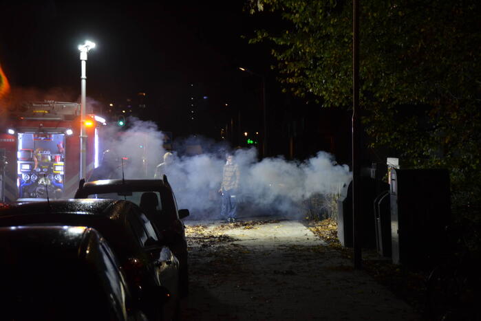 Veel rook door brand in container