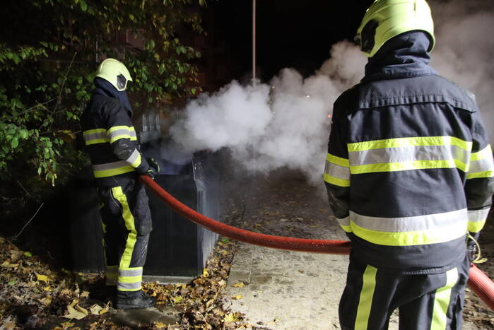 Veel rook door brand in container