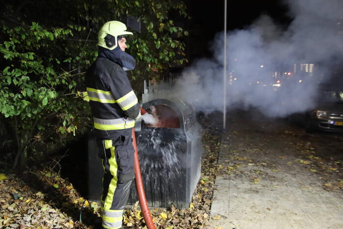 Veel rook door brand in container