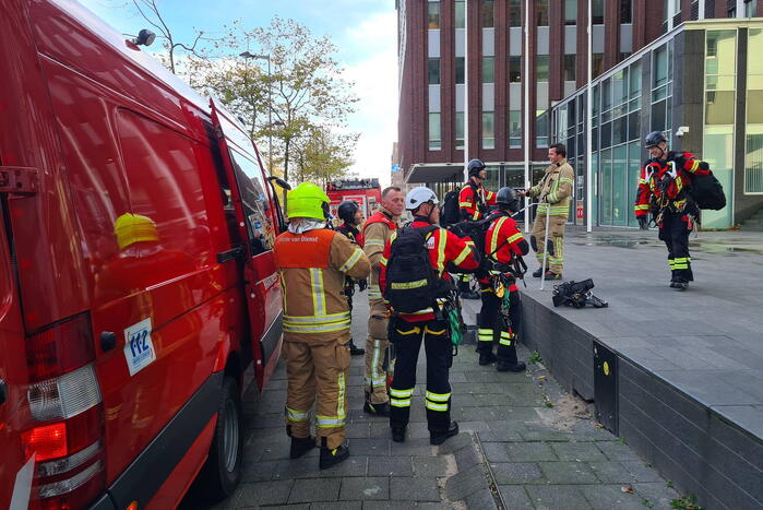 Glazenwassers door defecte lift vast op 5 hoog