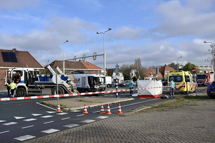 Vrouw op fiets overleden na aanrijding met vrachtwagen