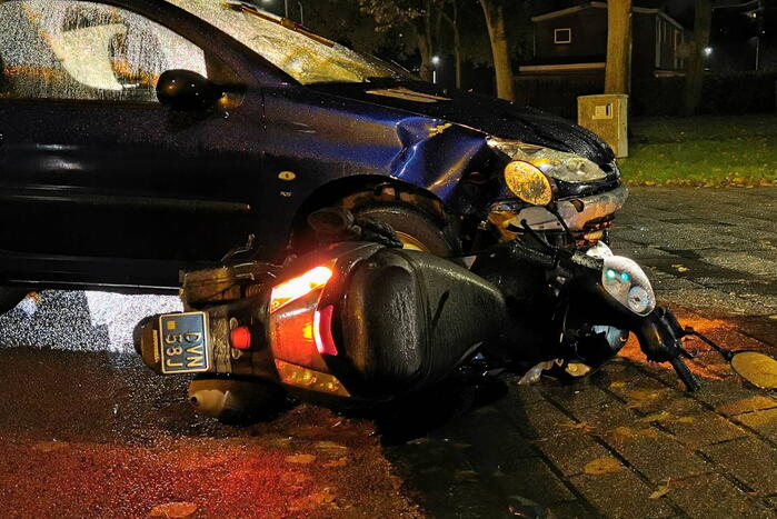 Scooterrijder en automobilist in botsing