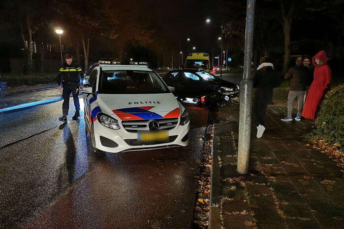 Scooterrijder en automobilist in botsing